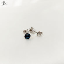 Cargar imagen en el visor de la galería, Aretes punto luz de color con cristal Swarovski