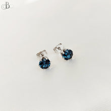 Cargar imagen en el visor de la galería, Aretes punto luz de color con cristal Swarovski