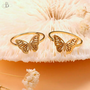 Anillo de acero mariposa dorada
