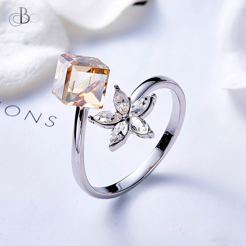 Anillo flor y cubo brillante con cristales Swarovski