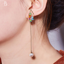 Cargar imagen en el visor de la galería, Aretes alas con cristales y perla Swarovski