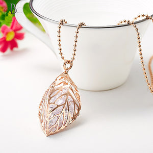 Collar hoja 3D con interior brillante