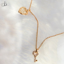 Cargar imagen en el visor de la galería, Collar corazón brillante y llave con cristales Swarovski