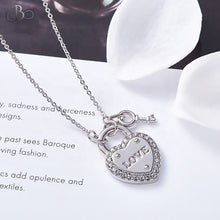 Cargar imagen en el visor de la galería, Collar candado corazón y llave con cristales Swarovski