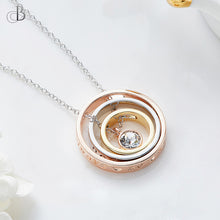 Cargar imagen en el visor de la galería, Collar aros de tres oros con cristal Swarovski