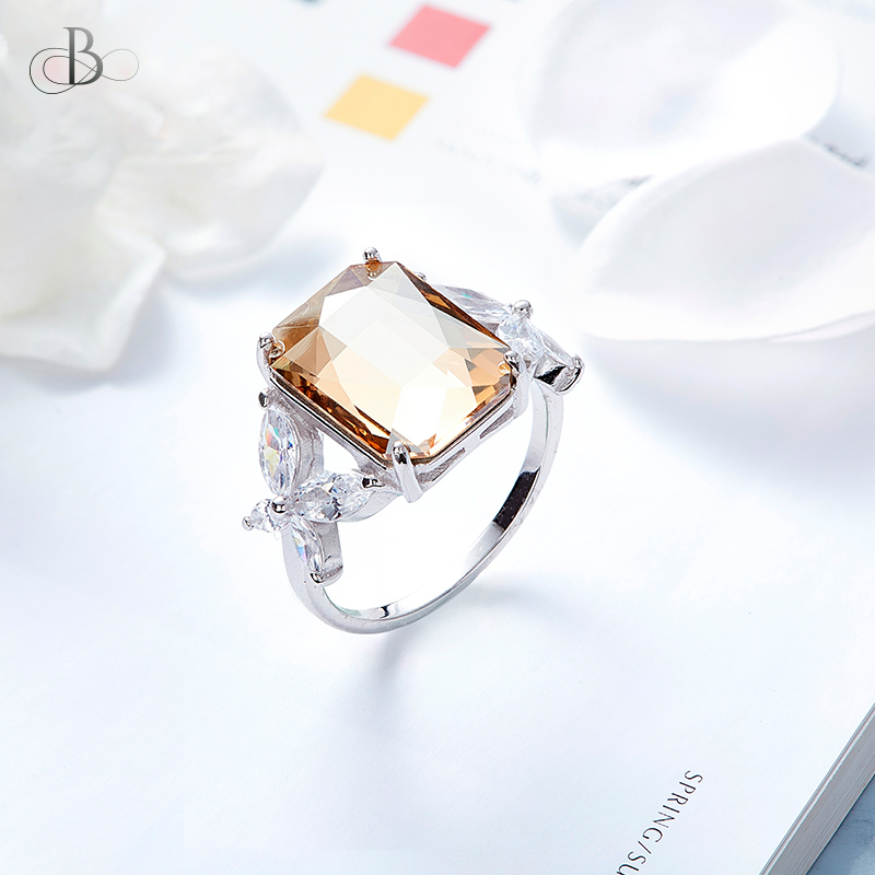 Anillo de plata en corte princesa con cristales Swarovski