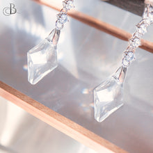 Cargar imagen en el visor de la galería, Aretes colgantes con zirconia y cristales Swarovski