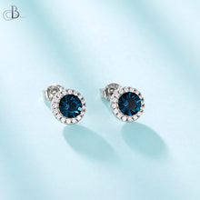 Cargar imagen en el visor de la galería, Aretes de plata punto de luz enmarcado con cristales Swarovski