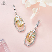Cargar imagen en el visor de la galería, Aretes cristal colgante color topacio con cristales Swarovski