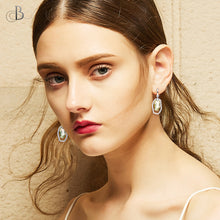 Cargar imagen en el visor de la galería, Aretes cristal colgante color topacio con cristales Swarovski
