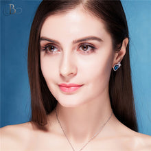 Cargar imagen en el visor de la galería, Aretes de plata corazón con cristal Swarovski envueltos en cinta de plata