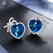 Cargar imagen en el visor de la galería, Aretes de plata corazón con cristal Swarovski envueltos en cinta de plata
