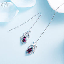 Cargar imagen en el visor de la galería, Aretes colgantes de plata color amatista de pluma con cristales Swarovski