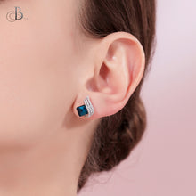 Cargar imagen en el visor de la galería, Aretes corte esmeralda de plata con cristales Swarovski