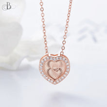 Cargar imagen en el visor de la galería, Collar de plata corazón dorado enmarcado con cristales Swarovski