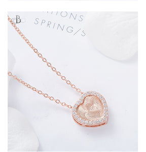 Collar de plata corazón dorado enmarcado con cristales Swarovski