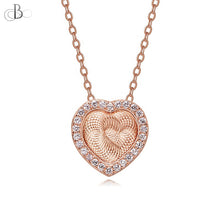 Cargar imagen en el visor de la galería, Collar de plata corazón dorado enmarcado con cristales Swarovski