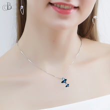 Cargar imagen en el visor de la galería, Collar de plata mariposas azules con cristales Swarovski