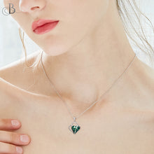 Cargar imagen en el visor de la galería, Collar de plata corazón color esmeralda con cristales Swarovski