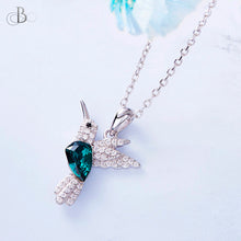 Cargar imagen en el visor de la galería, Collar colibrí esmeralda de plata con cristales Swarovski