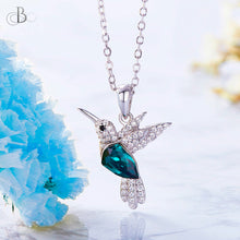 Cargar imagen en el visor de la galería, Collar colibrí esmeralda de plata con cristales Swarovski