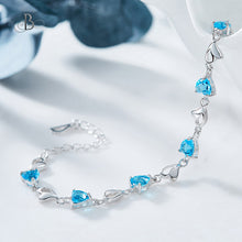Cargar imagen en el visor de la galería, Pulsera de corazones color azul cielo con cristales Swarovski