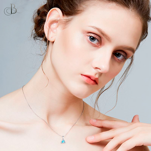 Collar de plata lazos brillantes con piedra ópalo
