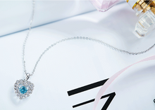 Cargar imagen en el visor de la galería, Collar de plata corazón con zirconia danzante y cristales Swarovski