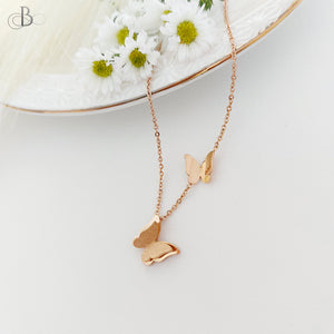 Collar de acero de mariposas doradas