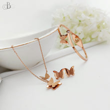 Cargar imagen en el visor de la galería, Collar de acero de mariposas doradas
