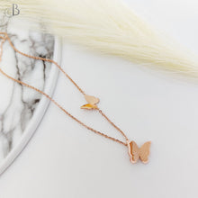 Cargar imagen en el visor de la galería, Collar de acero de mariposas doradas