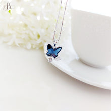 Cargar imagen en el visor de la galería, Collar de plata mariposas unidas con cristales Swarovski